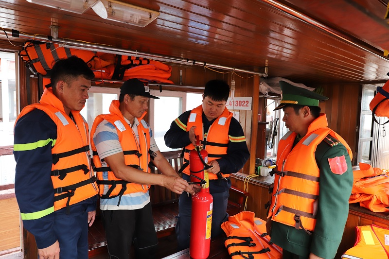 CBCS thuộc Đội Cảnh sát PCCC và CNCH - CAQ Đồ Sơn hướng dẫn các chủ phương tiện sử dụng các phương tiện PCCC tại chỗ