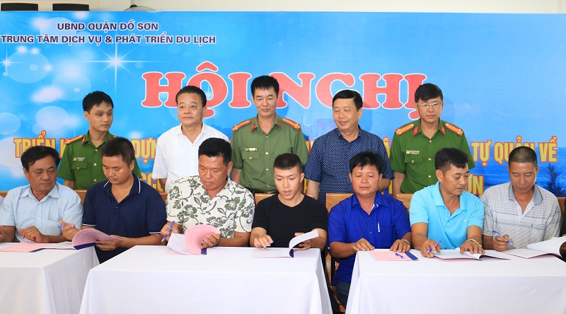 Các chủ phương tiện hoạt động tại bến tàu Nam Đồ Sơn kí cam kết thực hiện mô hình “Bến tàu Trung tâm du lịch tự quản về ANTT - PCCC và CNCH”