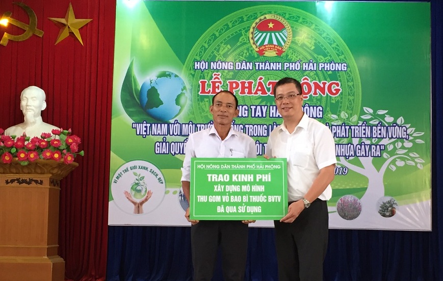 Lãnh đạo Hội Nông dân TP trao kinh phí Đăng ký nhận khuyến mãi mô hình thu gom vỏ bao bì thuốc BVTV đã qua sử dụng