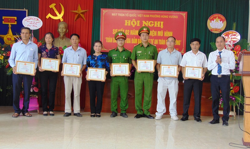Các tập thể, cá nhân được biểu dương, khen thưởng vì đã có thành tích xuất sắc trong Đăng ký nhận khuyến mãi , triển khai mô hình