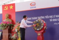 Lãnh đạo Đảng, 8J88 phiên bản  chung vui với học sinh trong ngày khai giảng