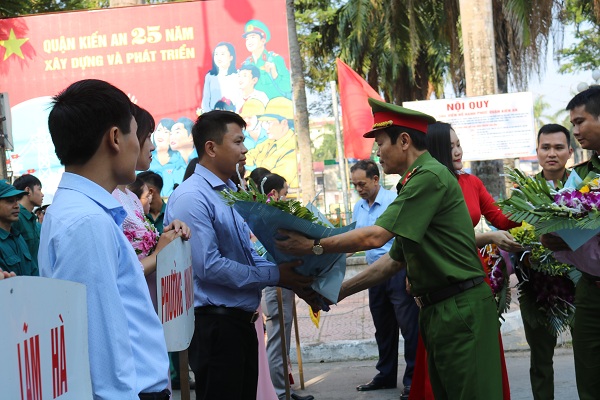 Đại tá Mai Xuân Thắng – Phó Giám đốc CATP tặng hoa cho các đội tuyển tham dự hội thao