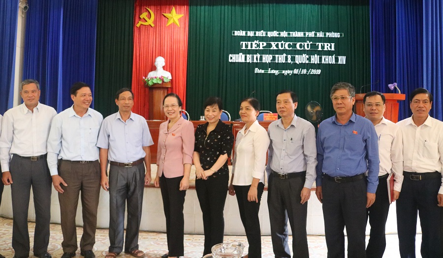 Đồng ch&iacute; Nguyễn Thị Nghĩa- Ph&oacute; B&iacute; thư Thường trực Th&agrave;nh ủy, Trưởng đo&agrave;n ĐBQH Hải Ph&ograve;ng trao đổi với cử tri huyện Ti&ecirc;n L&atilde;ng 