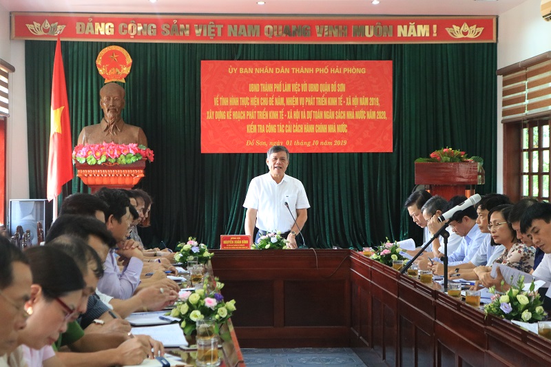 Đồng chí Nguyễn Xuân Bình – Phó Chủ tịch Thường trực UBND thành phố chủ trì buổi làm việc