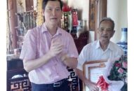 Quận ủy Dương Kinh trao Huy hiệu đảng tặng  141 đảng viên