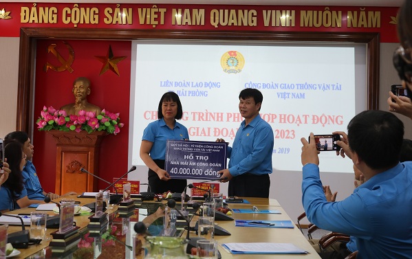 Đồng chí Đỗ Nga Việt – Chủ tịch Công đoàn GTVT Việt Nam trao Qũy Trang Chủ J88.com Trực Tuyến Mới Nhất 2026 – Từ thiện hỗ trợ “Nhà mái ấm Công đoàn” cho đại diện Công đoàn ngành GTVT Hải Phòng