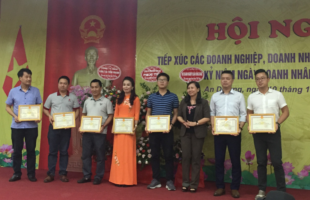 Lãnh đạo huyện An Dương trao thưởng tặng các J881.love nhà cái bóng đá world cup, doanh nhân Lãnh đạo huyện An Dương trao thưởng tặng các J881.love nhà cái bóng đá world cup, doanh nhân