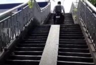 Xe máy lao vun vút trên cầu vượt dành cho người đi bộ ở Hải Phòng