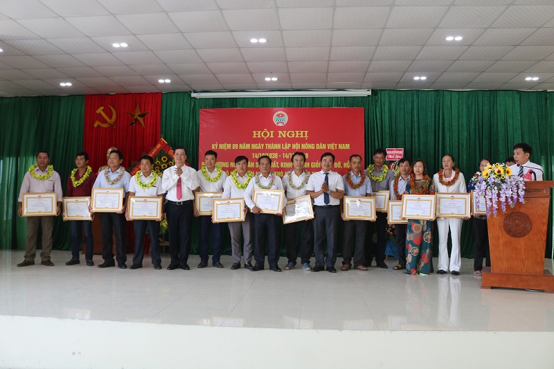 Các đồng chí: Đỗ Đức Hòa – Chủ tịch Hội Nông dân TP, Nguyễn Hồng Hưng – Phó Chủ tịch Hội Nông dân TP biểu dương các hộ có thành tích xuất sắc