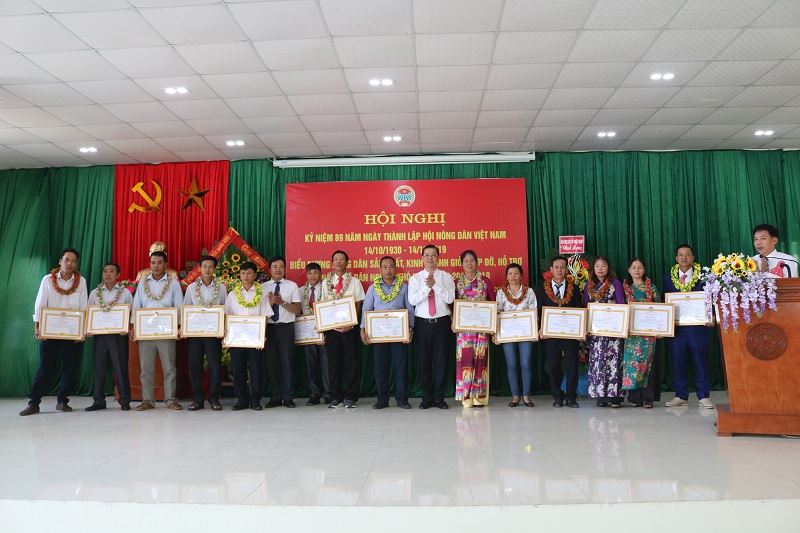 Các đồng chí: Đỗ Đức Hòa – Chủ tịch Hội Nông dân TP, Nguyễn Hồng Hưng – Phó Chủ tịch Hội Nông dân TP biểu dương các hộ có thành tích xuất sắc
