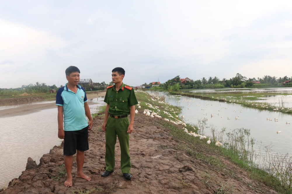 Lực lượng Công an phường Hợp Đức thường xuyên xuống địa bàn thăm hỏi động viên những người hoàn lương trở về địa phương.