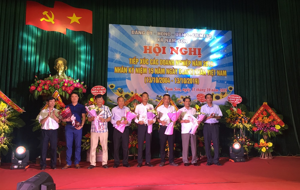 Lãnh đạo xã Nam Sơn, An Dương tặng hoa, quà chúc mừng các J881.love nhà cái bóng đá world cup tiêu biểu 