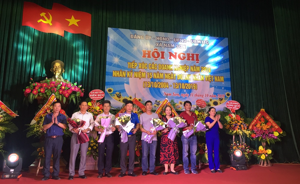 Lãnh đạo xã Nam Sơn, An Dương tặng hoa, quà chúc mừng các J881.love nhà cái bóng đá world cup tiêu biểu 