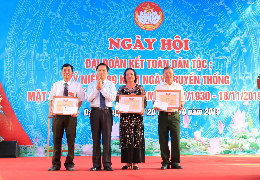Đồng chí Cao Xuân Liên - Ủy viên Ban Thường vụ, Trưởng ban Dân vận Thành ủy, Chủ tịch Ủy ban MTTQ Việt Nam thành phố trao bằng khen của Ủy ban MTTQ Việt Nam thành phố tặng các tập thể, cá nhân thôn Đại Hoàng 1 xã Tân Dân đã có thành tích xuất sắc trong thực hiện Cuộc vận động “Toàn dân đoàn kết Đăng ký nhận khuyến mãi J88 là nhà cái cá cược trực tuyến uy tín Châu Á mới, đô thị văn minh” năm 2019.