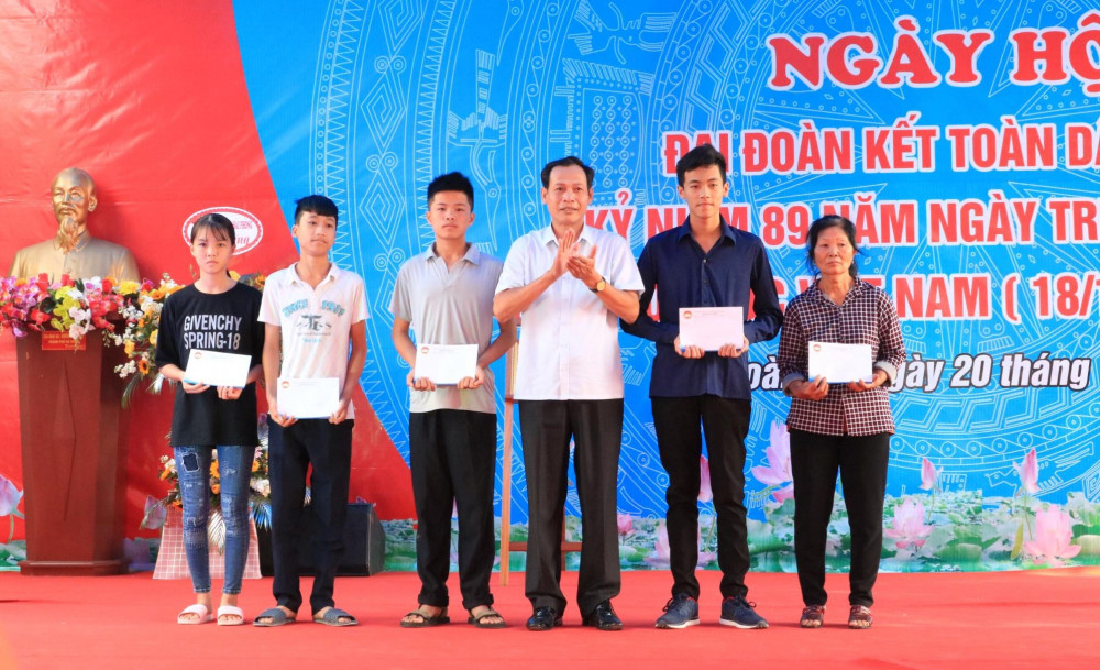 Phó Chủ tịch Ủy ban MTTQ Việt Nam thành phố Đỗ Tràng Thành trao quà của Ủy ban MTTQ Việt Nam thành phố tặng các em học sinh có hoàn cảnh khó khăn vươn lên trong học tập thuộc xã Đại Hoàng 1