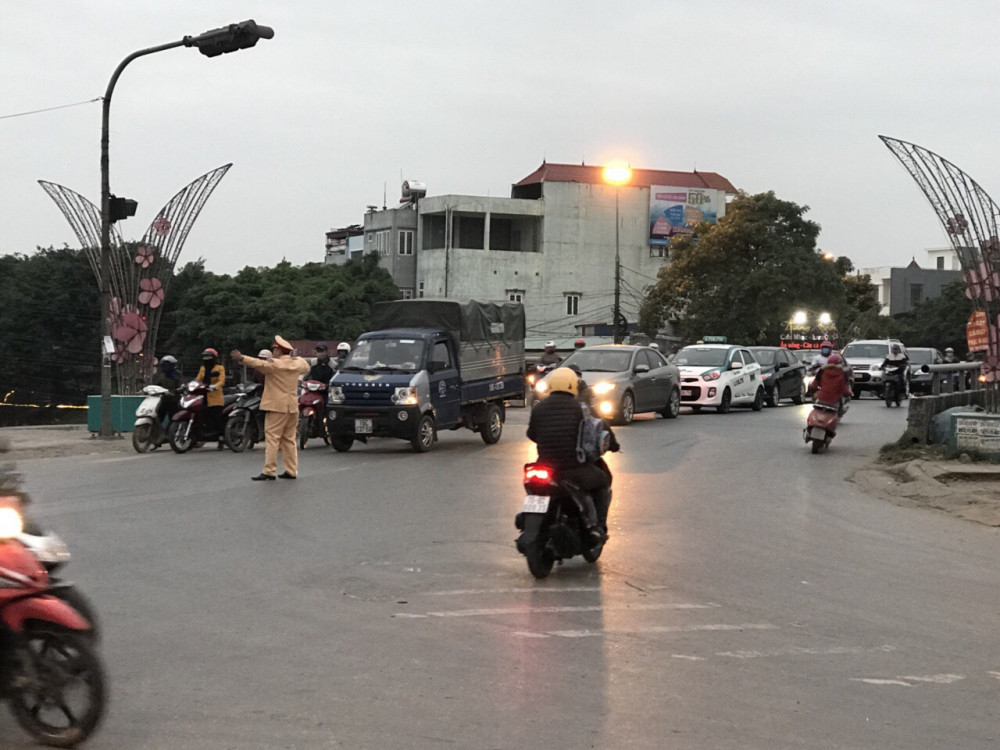 Cán bộ chiến sĩ Đội CSGT-TT-CĐ CAĐội CSGT-TT-CĐHAn Dương điều tiết giao thông giờ cao điểm