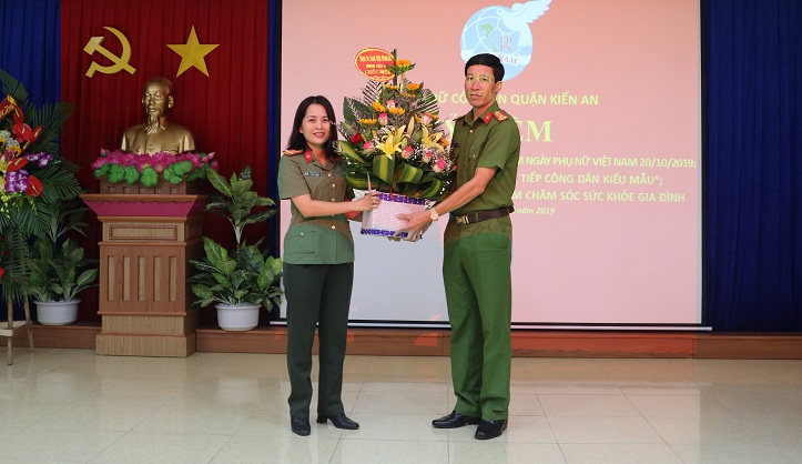 Thượng tá Vũ Xuân Tĩnh – Phó Trưởng CAQ Kiến An tặng hoa chúc mừng cán bộ, hội viên Hội Phụ nữ CAQ