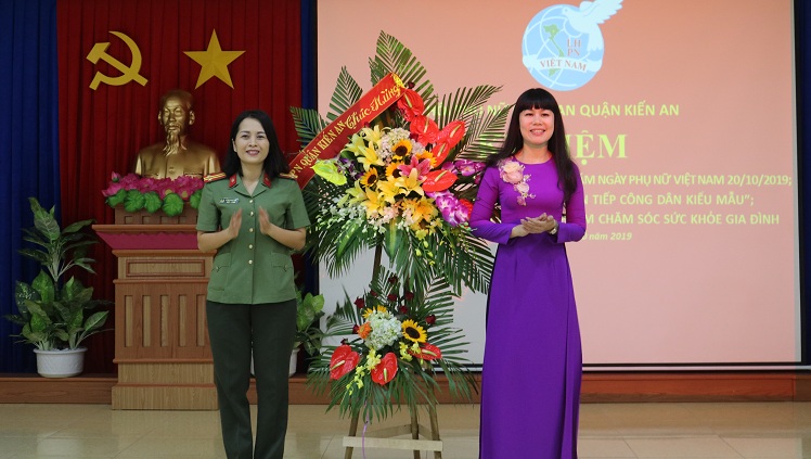 Chủ tịch Hội LHPN quận Kiến An tặng hoa cán bộ, hội viên Hội Phụ nữ CAQ