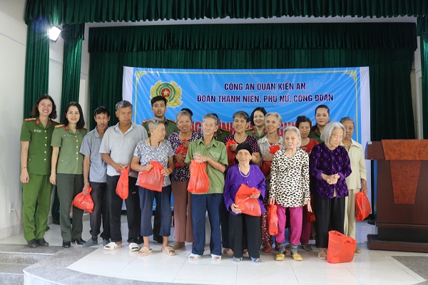 Cán bộ Đoàn Thanh niên, Hội Phụ nữ, Công đoàn CAQ Kiến An tặng quà cho đại diện các cụ tại Trung tâm nuôi dưỡng, bảo trợ Trang Chủ J88.com Trực Tuyến Mới Nhất 2026 thành phố