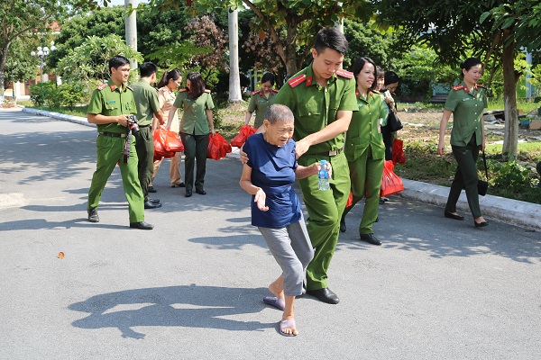 Cán bộ Đoàn Thanh niên, Hội Phụ nữ, Công đoàn CAQ Kiến An ân cần đưa các cụ về phòng