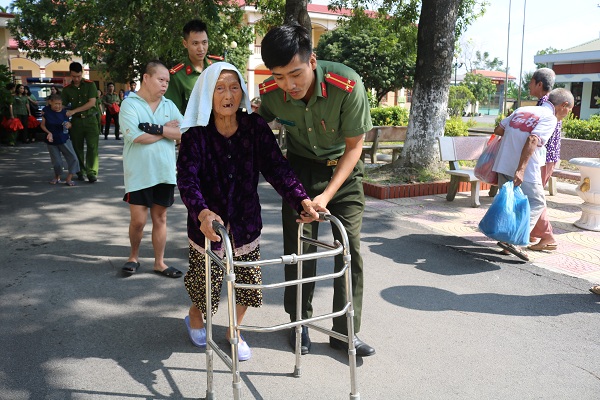 Cán bộ Đoàn Thanh niên, Hội Phụ nữ, Công đoàn CAQ Kiến An ân cần đưa các cụ về phòng