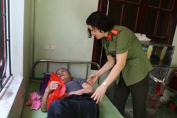 Cán bộ Đoàn Thanh niên, Hội Phụ nữ, Công đoàn CAQ Kiến An ân cần thăm hỏi, tặng quà cho các cụ