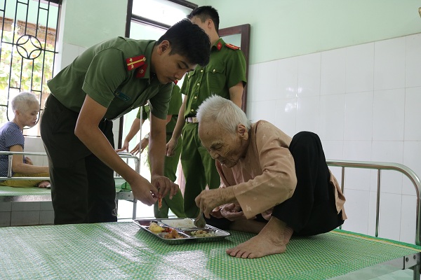 Những cử chỉ ấm áp nghĩa tình của Bí thư đoàn Thanh niên CAQ Phạm Hồng Thái gửi trao các cụ