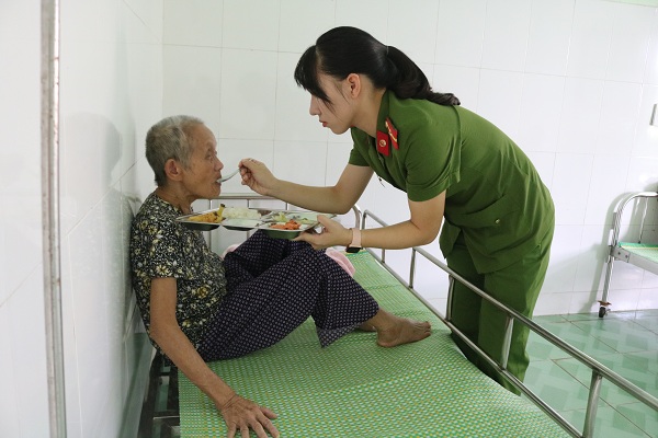 Những giọt nước mắt hạnh phúc của cụ đã rơi khi được nữ cán bộ CAQ ân cần bón cơm