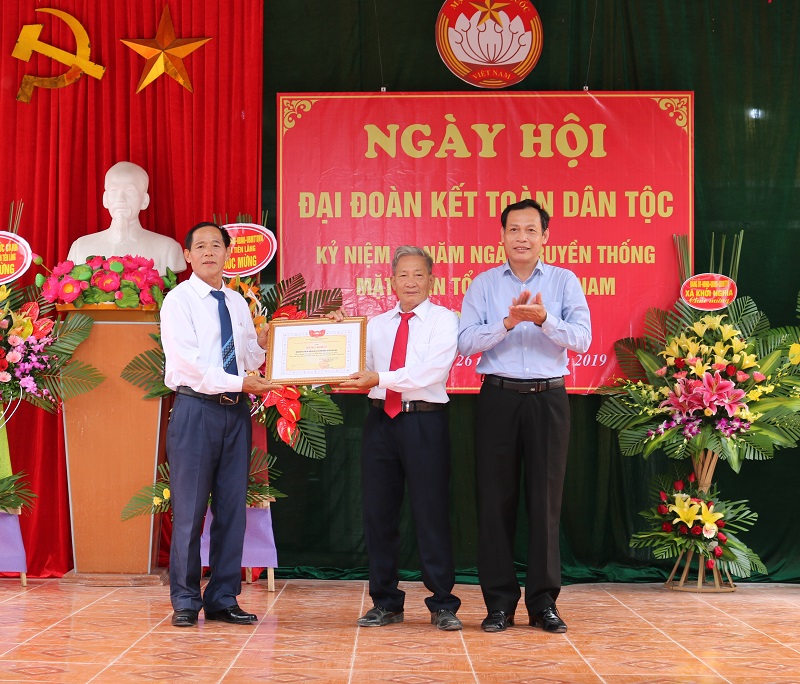 Phó Chủ tịch Ủy ban MTTQ Việt Nam thành phố Đỗ Tràng Thành trao bằng khen của Chủ tịch Ủy ban MTTQ Việt Nam thành phố tặng nhân dân và cán bộ thôn An Dụ 2