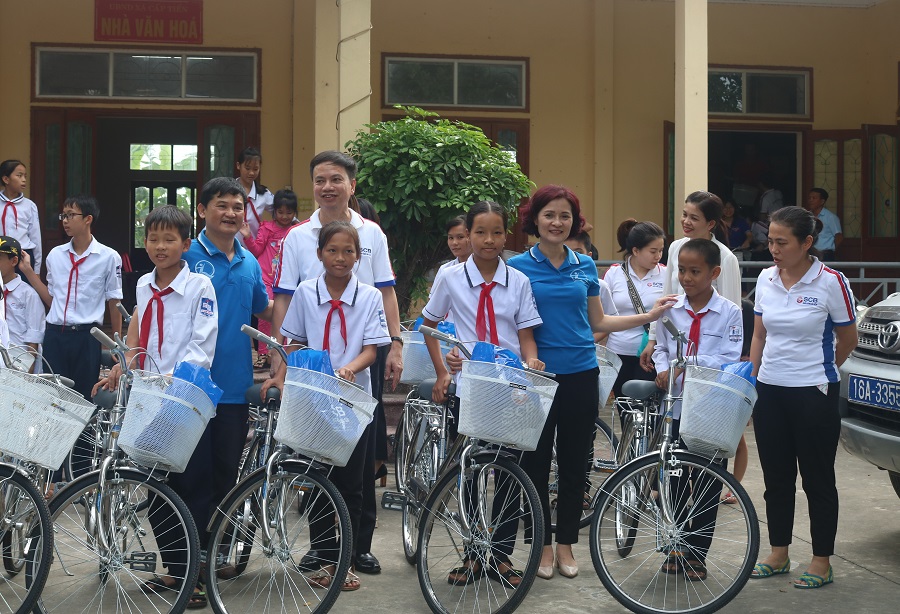 Lãnh đạo SCB Bank Hải Phòng cùng lãnh đạo Quỹ Bảo trợ trẻ em TP chung vui với các em được nhận xe từ chương trình Lãnh đạo SCB Bank Hải Phòng cùng lãnh đạo Quỹ Bảo trợ trẻ em TP chung vui với các em được nhận xe từ chương trình