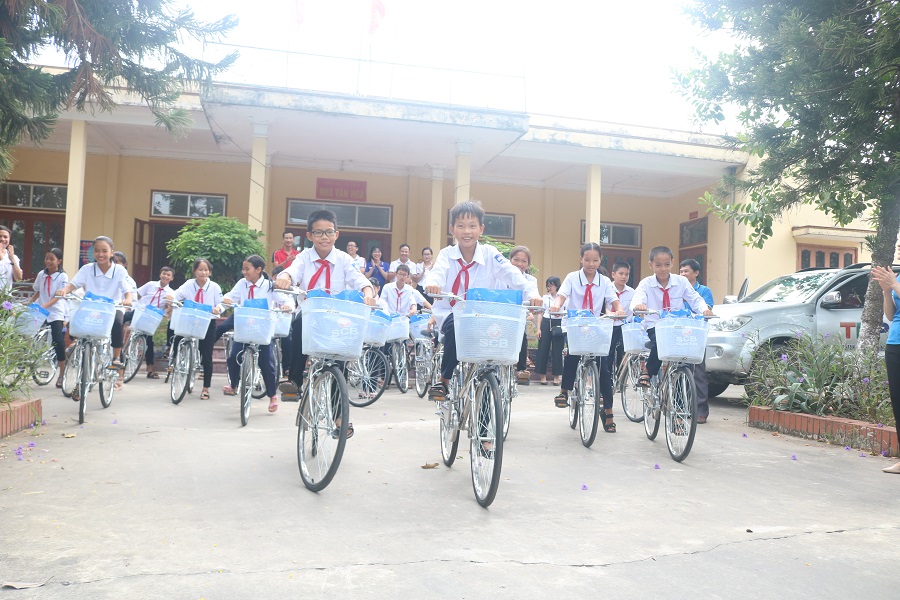 Niềm vui từ học sinh đón nhận những xe đạp từ chương trình Niềm vui từ học sinh đón nhận những xe đạp từ chương trình