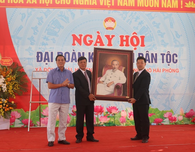 Chủ tịch UBND thành phố tặng quà lưu niệm cho cán bộ, nhân dân xã Đồng Thái Chủ tịch UBND thành phố tặng quà lưu niệm cho cán bộ, nhân dân xã Đồng Thái