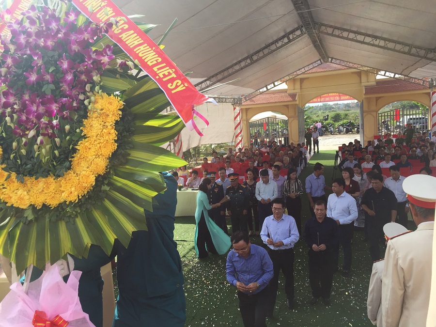 Các đại biểu dâng hương và cắt băng khánh thành Nghĩa trang liệt sĩ thị trấn An Dương Các đại biểu dâng hương và cắt băng khánh thành Nghĩa trang liệt sĩ thị trấn An Dương