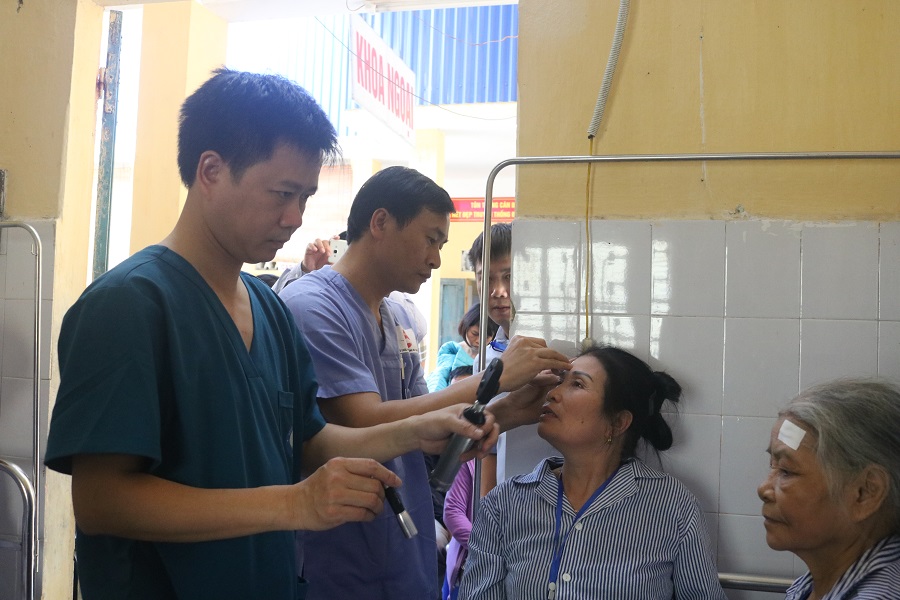 Thăm khám bệnh nhân trước khi tiến hành phẫu thuật thay thế thủy tinh thể Thăm khám bệnh nhân trước khi tiến hành phẫu thuật thay thế thủy tinh thể