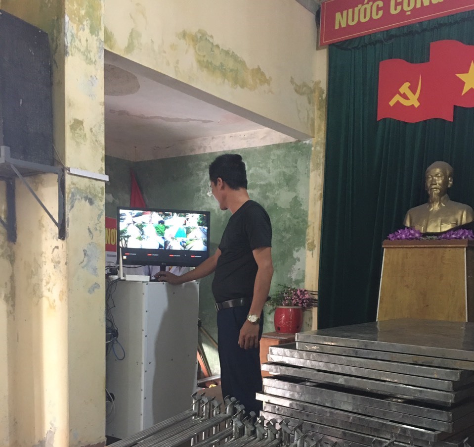 màn hình trung tâm được đặt tại đình Cống Mỹ để theo dõi, giám sát 24/24 