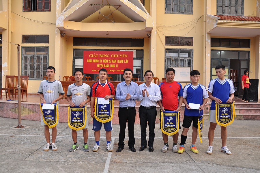 Bí thư Huyện ủy Bạch Long Vỹ Trần Quang Tường trao giải cho các vận động viên tham gia giải bóng chuyền chào mừng kỉ niệm 25 năm thành lập huyện Bí thư Huyện ủy Bạch Long Vỹ Trần Quang Tường trao giải cho các vận động viên tham gia giải bóng chuyền chào mừng kỉ niệm 25 năm thành lập huyện