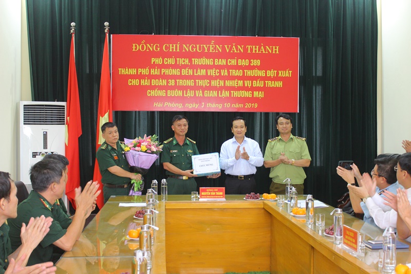 Phó Chủ tịch UBND TP Nguyễn Văn Thành khen thưởng Hải Đoàn 38 đã đạt thành tích xuất sắc trong công tác đấu tranh chống buôn lậu, gian lận thương mại và hàng giả Phó Chủ tịch UBND TP Nguyễn Văn Thành khen thưởng Hải Đoàn 38 đã đạt thành tích xuất sắc trong công tác đấu tranh chống buôn lậu, gian lận thương mại và hàng giả