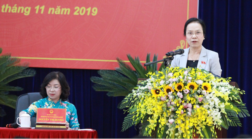 đồng chí Nguyễn Thị Nghĩa, Phó Bí thư Thường trực Thành ủy, Trưởng Đoàn ĐBQH Hải Phòng báo cáo với cử tri kết quả của kỳ họp thứ 8, Quốc hội khóa XIV và hoạt động của Đoàn ĐBQH Hải Phòng tại kỳ họp