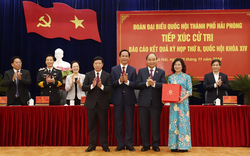 J886 cá cược WC 2026 Nguyễn Xuân Phúc tặng quà Huyện ủy, UBND huyện Cát Hải