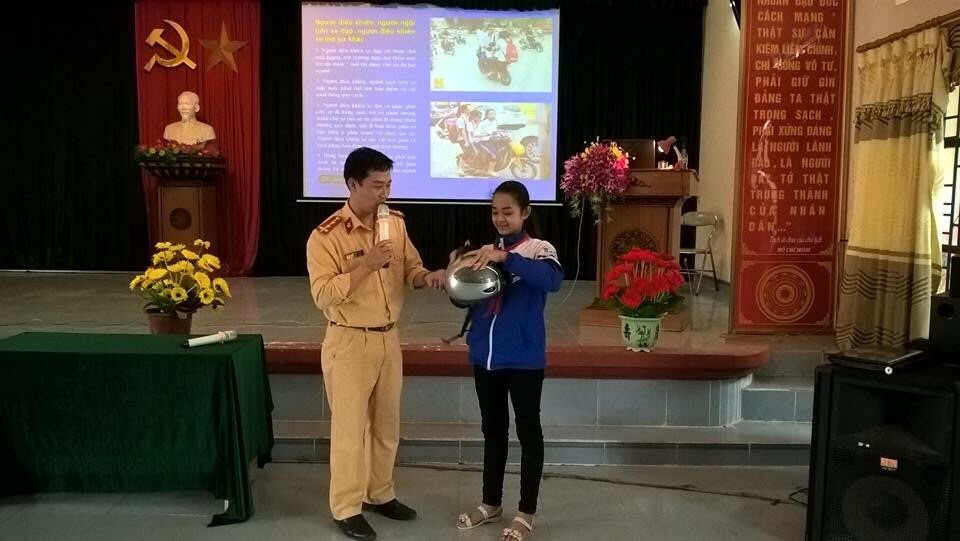 CAH Kiến Thụy tuyên truyền, hướng dẫn cách đội mũ bảo hiểm đúng cách cho học sinh trường THCS Tân Phong CAH Kiến Thụy tuyên truyền, hướng dẫn cách đội mũ bảo hiểm đúng cách cho học sinh trường THCS Tân Phong