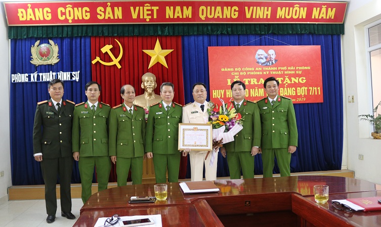 Đại tá Lê Nguyên Trường – Phó Giám đốc CATP chụp ảnh lưu cùng tập thể lãnh đạo phòng PC09