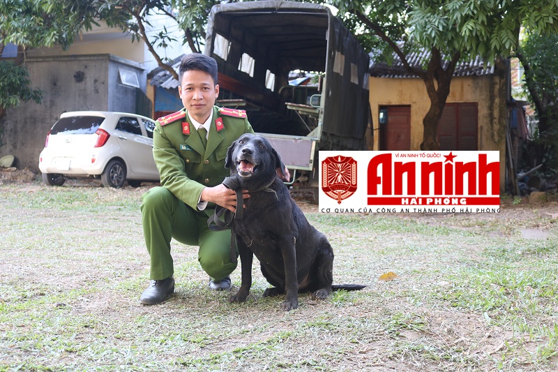 Thượng úy Bùi Văn Vinh khoe chú Mick vừa giành giải Nhất vòng Sơ khảo cụm 1 và giải Nhì vòng Chung kết toàn quốc hội thi “Chó nghiệp vụ CAND lần thứ 4”