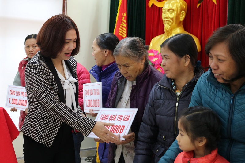 Đồng chí Bùi Thị Hồng Vân, Bí thư Quận uỷ, Chủ tịch HĐND quận Đồ Sơn trao quà cho các hộ gia đình có hoàn cảnh khó khăn dịp Tết nguyên đán 2019