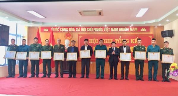 Các tập thể, cá nhân có thành tích được biểu dương khen thưởng Các tập thể, cá nhân có thành tích được biểu dương khen thưởng