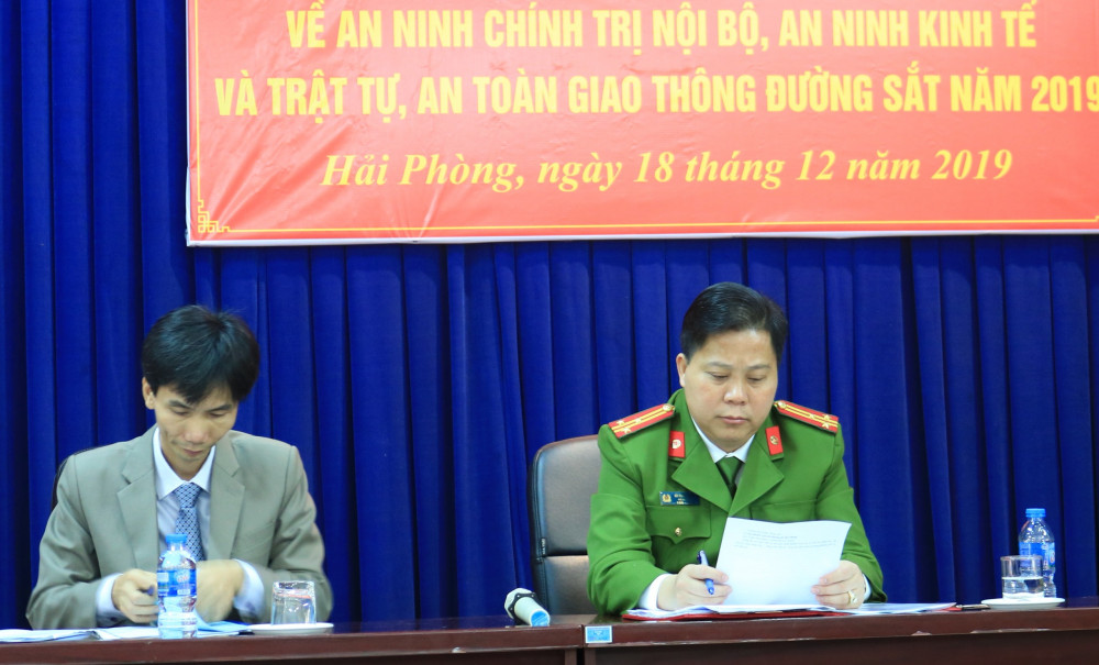 Các đồng chí: Thượng tá Bùi Trung Thành – Phó Giám đốc CATP, Phó Trưởng ban Ban ATGT thành phố; Nguyễn Như Vấn – Giám đốc Chi nhánh Khai thác đường sắt Hà Thái Hải – Trưởng Tiểu ban ANTT, ATGT sắt thành phố đồng chủ trì hội nghị