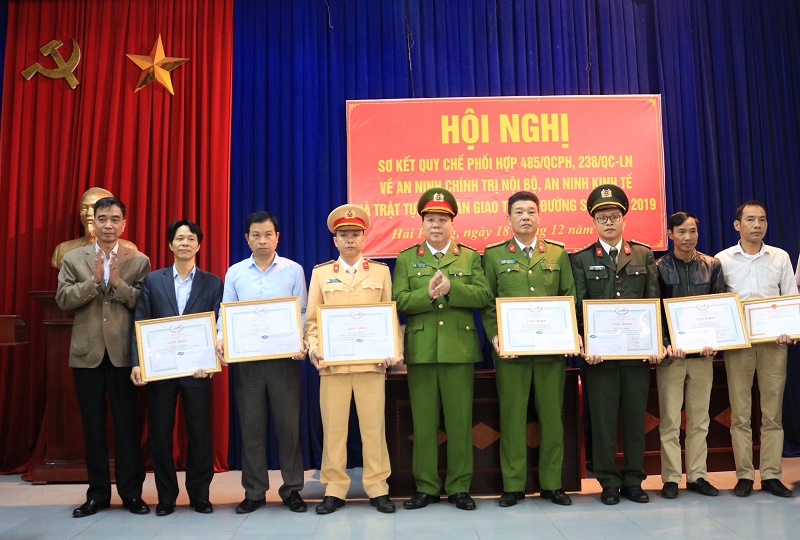 Các tập thể, cá nhân được khen thưởng tại hội nghị