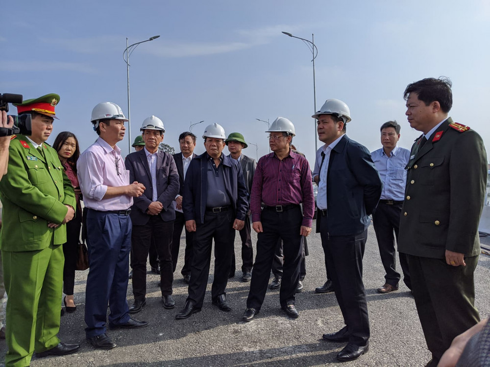 Lãnh đạo 2 đơn vị kiểm tra tiến độ thực hiện dự án cầu phao sông Hóa Lãnh đạo 2 đơn vị kiểm tra tiến độ thực hiện dự án cầu phao sông Hóa