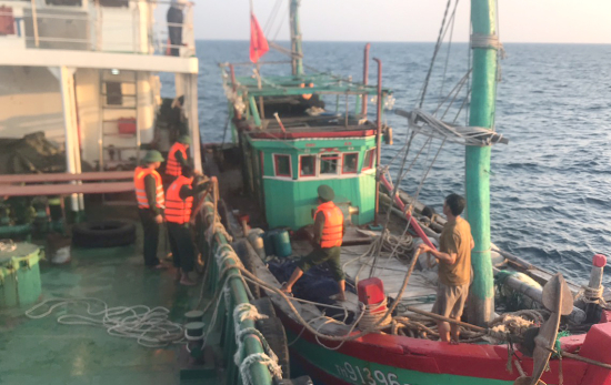 CBCS Đồn Biên phòng Bạch Long Vĩ tiếp cận, lai dắt tàu gặp nạn trên biển CBCS Đồn Biên phòng Bạch Long Vĩ tiếp cận, lai dắt tàu gặp nạn trên biển