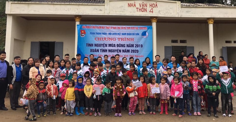 Đoàn công tác đã trao nhiều suất quà vô cùng ý nghĩa cho các em học sinh tại xã Phú Tiến