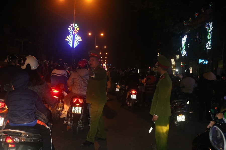 Năm nay, do thời tiết khô ráo nên lượng người tới các nhà thờ đông, lực lượng công an phải bố trí nhiều điểm để điều tiết giao thông